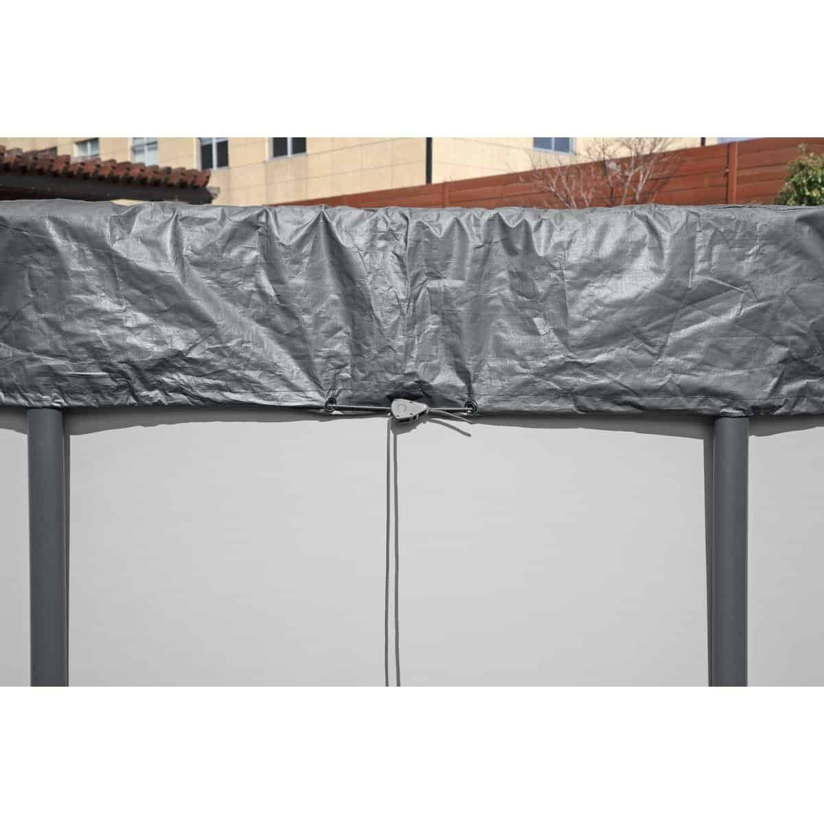 Bâche de couverture de piscine sur cadre, protection contre les saletés et les intempéries.