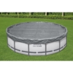 Piscine avec bâche de protection sur l'herbe, idéale pour les journées d'été.