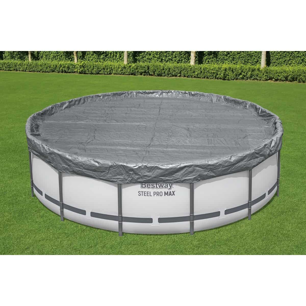 Piscine avec bâche de protection sur l'herbe, idéale pour les journées d'été.