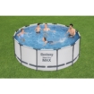 Des familles profitent de la piscine Bestway Steel Pro MAX sur l'herbe.