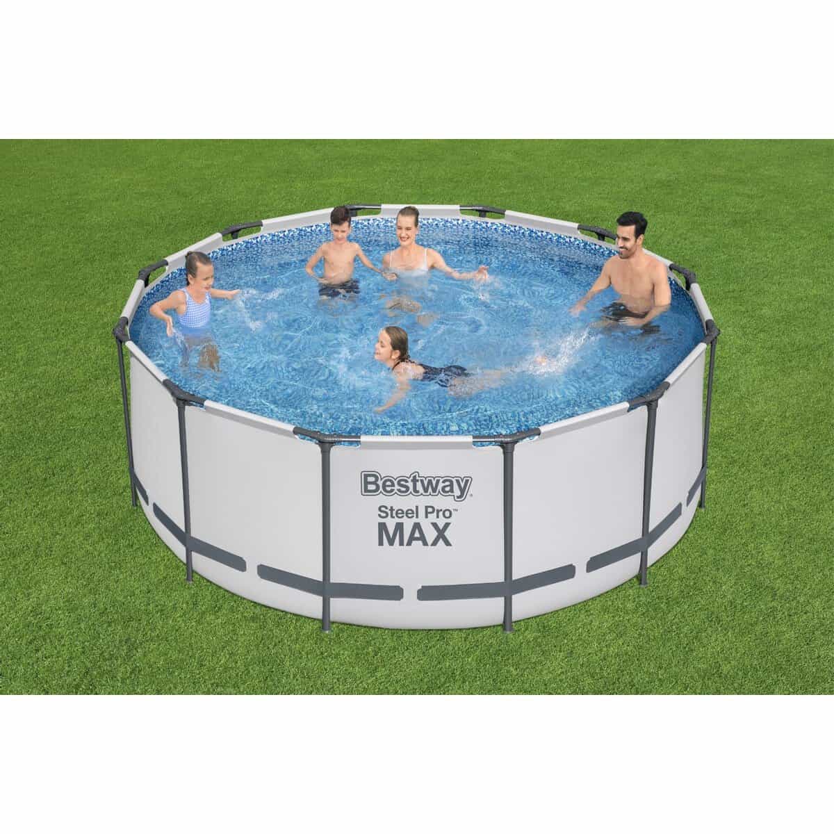 Des familles profitent de la piscine Bestway Steel Pro MAX sur l'herbe.