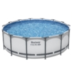 Piscine gonflable avec eau claire, adaptée au plaisir du jardin.