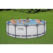 Groupe de personnes dans une piscine gonflable dans le jardin.