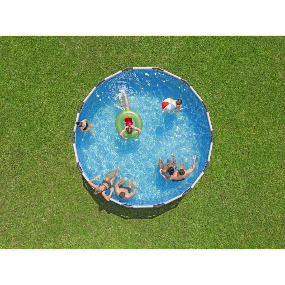 Des familles profitent de la piscine dans le jardin avec enfants et amis.