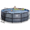 Piscine avec échelle, les enfants profitent des plaisirs aquatiques, idéale pour les journées d'été et le plaisir au jardin.