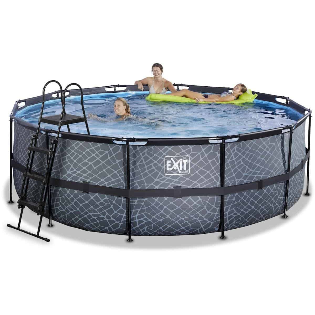 Piscine avec échelle, les enfants profitent des plaisirs aquatiques, idéale pour les journées d'été et le plaisir au jardin.