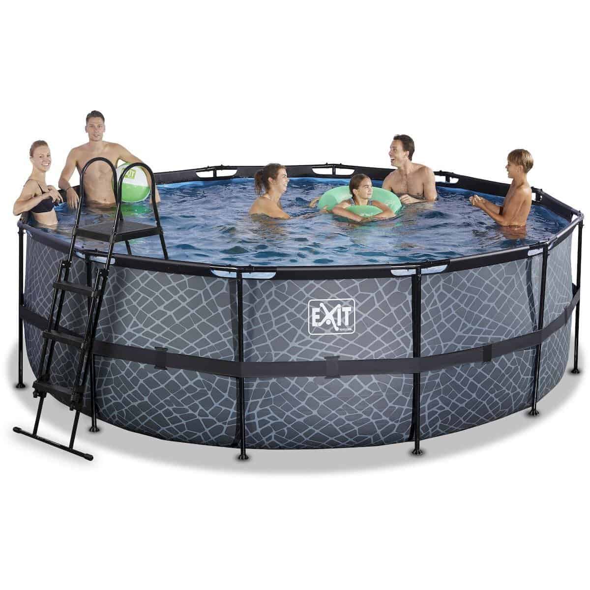 La famille profite de la baignade dans une piscine gonflable avec échelle et filet de sécurité.