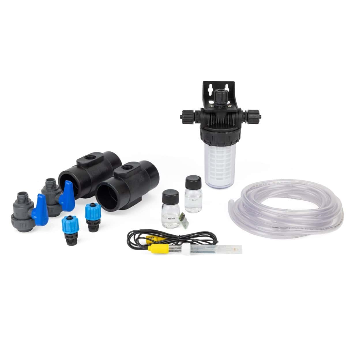 Set de filtration de piscine avec pompes, tuyaux et vannes pour le traitement de l'eau.