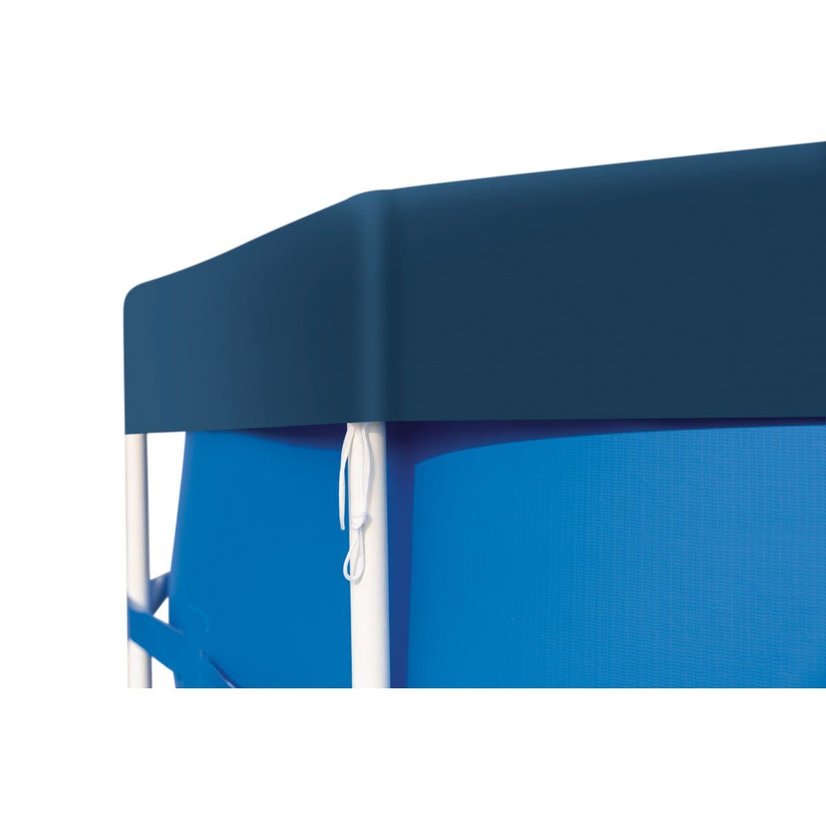 Piscine avec bâche de protection bleue et cadre blanc, adaptée au jardin ou à la terrasse.