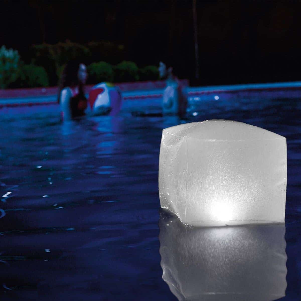 Glaçon de piscine avec eau de baignade en arrière-plan de nuit.
