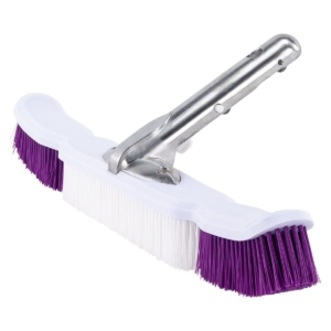 Brosse de nettoyage de piscine avec manche pour un nettoyage en profondeur.