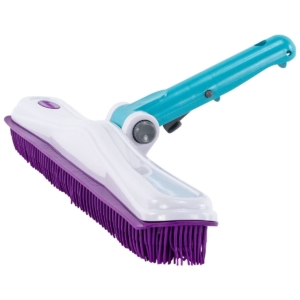 Brosse de nettoyage de piscine à long manche pour un nettoyage en profondeur.