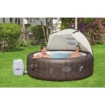 Spa gonflable avec parasol, idéal pour se détendre dans le jardin.