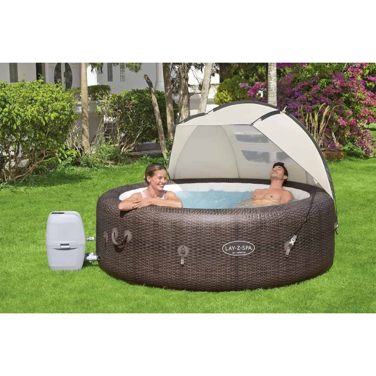 Spa gonflable avec parasol, idéal pour se détendre dans le jardin.