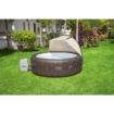 Jacuzzi gonflable avec terrasse solaire sur pelouse verte, idéal pour la détente.