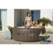Bain gonflable avec deux personnes, idéal pour la détente dans le jardin. Parfait pour le plaisir estival et.