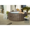 Jacuzzi gonflable pour usage extérieur avec une femme profitant d'un bain chaud.