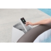 Écumoire automatique de piscine et appareil d'entretien de l'eau en cours d'utilisation.