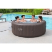 Petit groupe convivial dans un spa gonflable dans le jardin, parfait pour la détente et le plaisir.