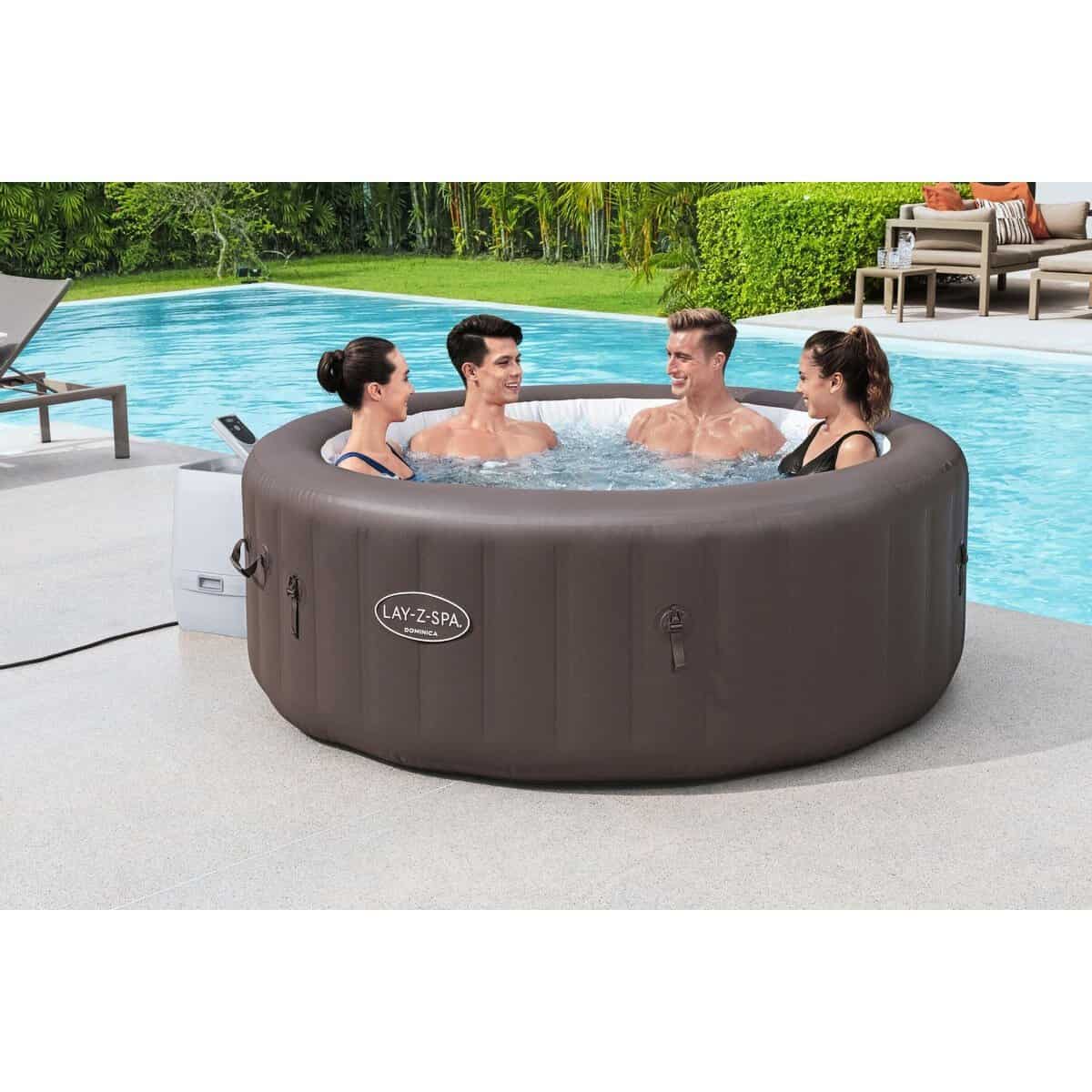 Petit groupe convivial dans un spa gonflable dans le jardin, parfait pour la détente et le plaisir.