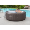 Des familles profitent d'une piscine gonflable sur la terrasse.