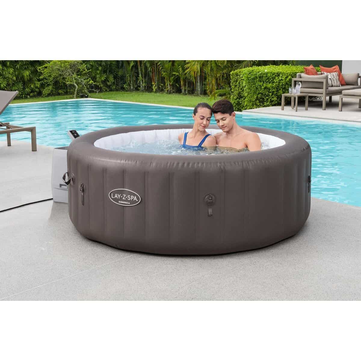 Des familles profitent d'une piscine gonflable sur la terrasse.
