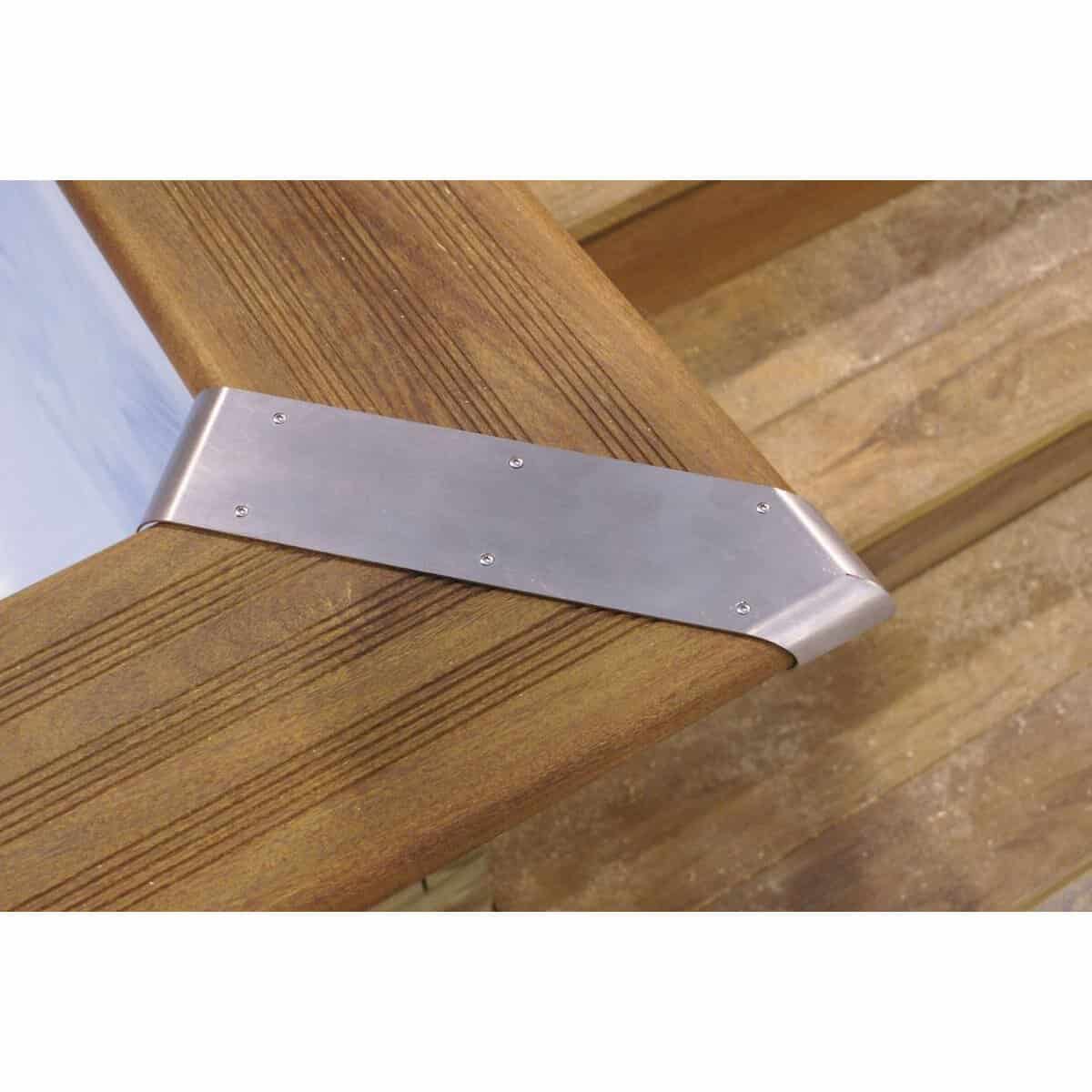 Bordure de piscine en bois avec coin métallique pour durabilité et stabilité.